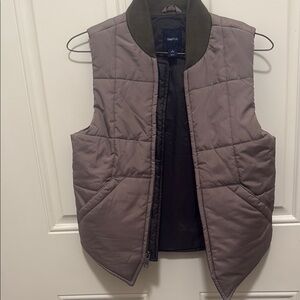 Stylish Quilted Vest with Dark Collar